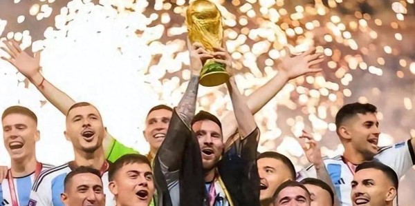 C罗GOAT保卫战，51位记者集体投票排名：梅西第一，C罗第十