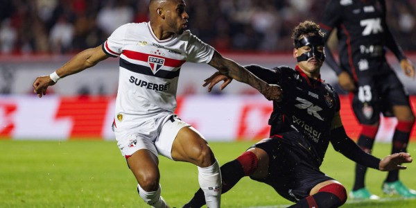 英超新赛季揭幕战：全场默哀致敬迪奥戈·若塔与安德烈·席尔瓦